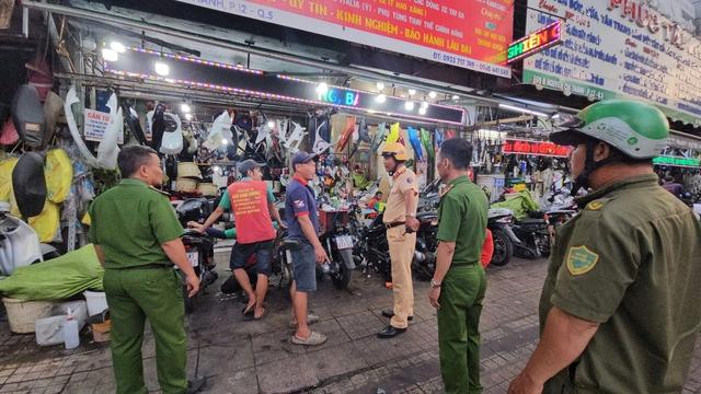 TP.HCM: Quyết liệt xử lý lấn chiếm vỉa hè, lòng đường khu vực Chợ Lớn - Ảnh 3.