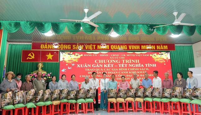 Tặng quà tết và xe đạp cho học sinh hiếu học ở xã Củ Chi - Ảnh 1.