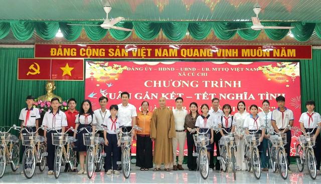 Tặng quà tết và xe đạp cho học sinh hiếu học ở xã Củ Chi - Ảnh 2.