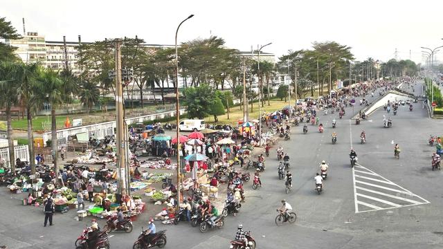 Cải tạo chợ Bà Hom,giải bài toán bền vững xử lý buôn bán lấn chiếm vỉa hè - Ảnh 1.