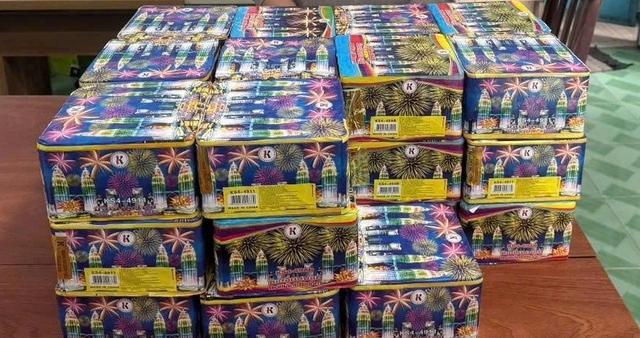 Bắt giữ người phụ nữ vận chuyển, tàng trữ hơn 67 kg pháo nổ - Ảnh 1.