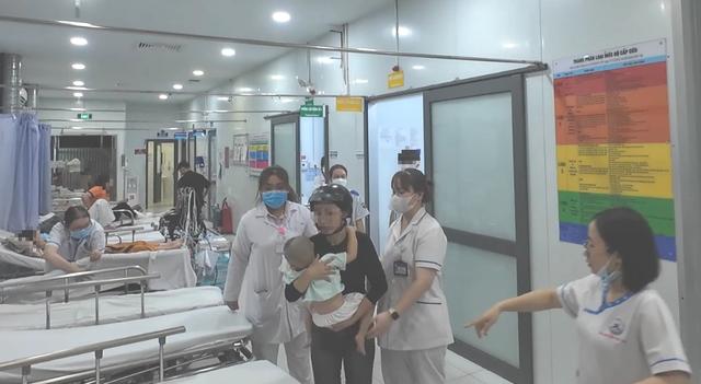 CSGT Tân Sơn Nhất hỗ trợ kịp thời cứu bé trai 2 tuổi bị hóc dị vật- Ảnh 1.