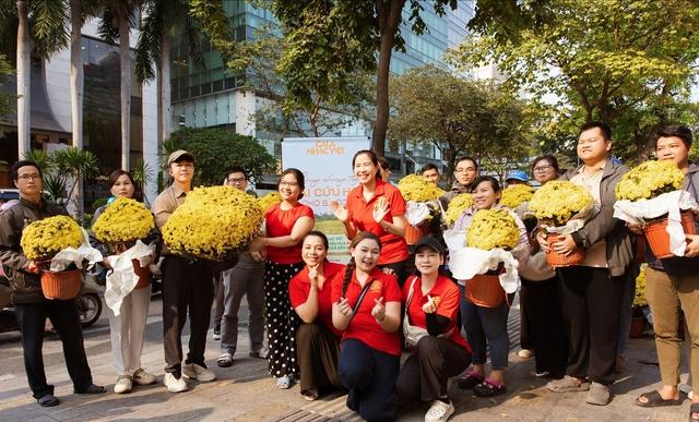 Người dân TP.HCM bất ngờ khi 1.000 chậu hoa tết được tặng miễn phí chiều nay- Ảnh 5.