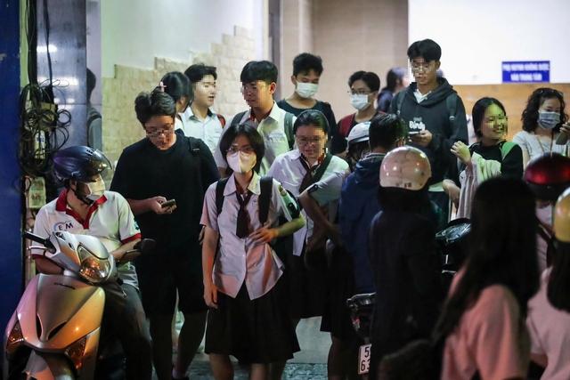Khó quản được dạy thêm ngoài nhà trường - Ảnh 2.