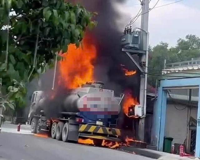 TP.HCM: Đang cháy xe bồn ở xã Nhà Bè, lửa cao ngùn ngụt- Ảnh 2.