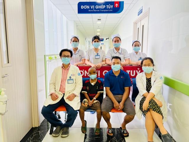 TP.HCM: Anh trai 10 tuổi hiến tế bào gốc cứu em 8 tuổi bị suy tủy nặng- Ảnh 2.