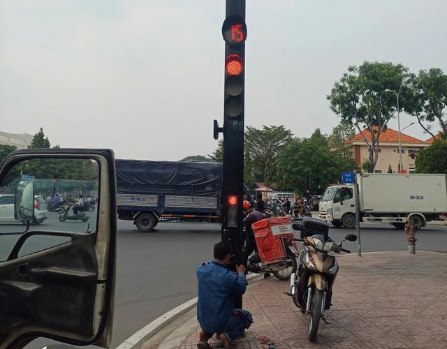 TP.HCM: Thót tim tại giao lộ có đèn giao thông hoạt động không ổn định - Ảnh 3.
