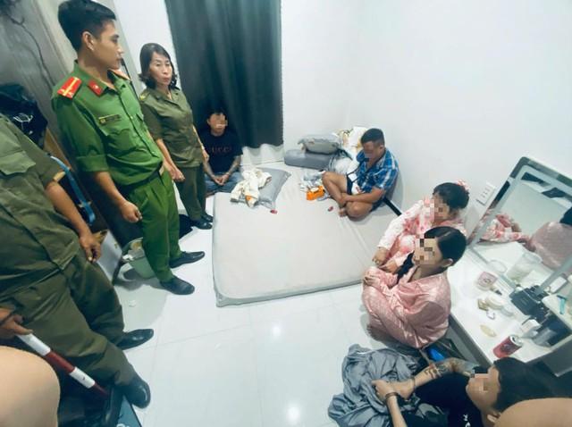 Đồng Nai bắt quả tang nhóm nam nữ 'bay lắc' ma túy trong phòng ngủ- Ảnh 1.