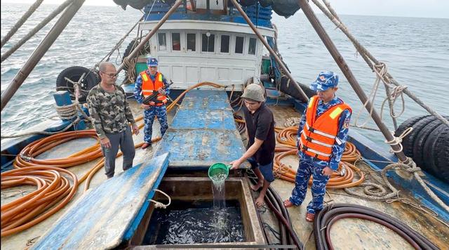 Phú Quốc: Bắt giữ tàu vận chuyển trái phép 100.000 lít dầu D.O - Ảnh 1.