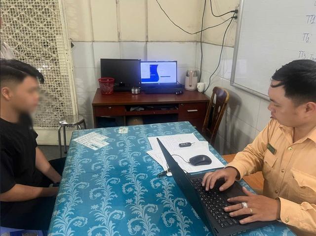 CSGT TP.HCM tịch thu xe SH của nam thanh niên buông 2 tay trên cầu Ba Son- Ảnh 1.