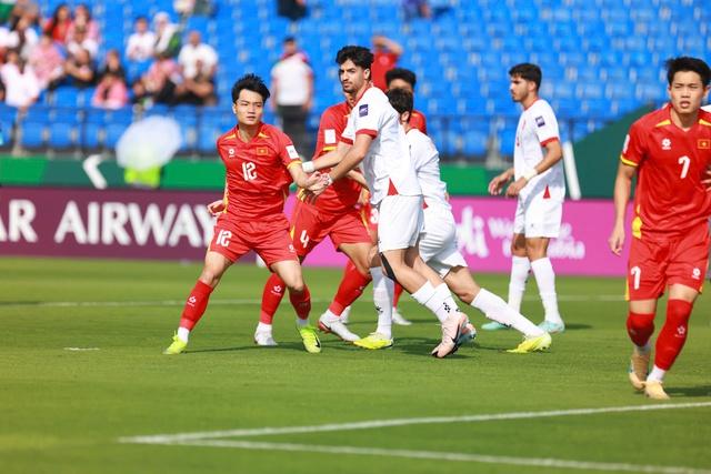 U.23 Việt Nam 'đánh nhanh thắng nhanh' Jordan, đứng đầu bảng A: Trận đấu của VAR, Đình Bắc và Hiểu Minh - Ảnh 1.