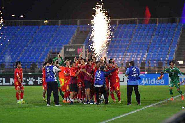 U.23 Việt Nam về nước trong đêm, Hiểu Minh được hỗ trợ xe lăn tại sân bay- Ảnh 1.