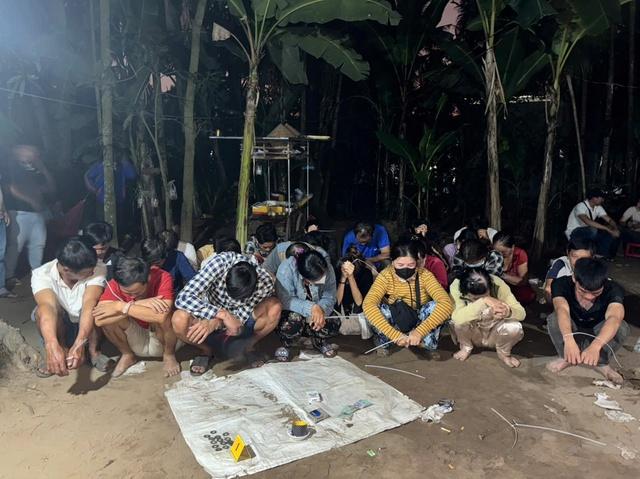 Bắt quả tang 28 người đánh bạc ở khu đất trống, tạm giữ 190 triệu đồng - Ảnh 1.