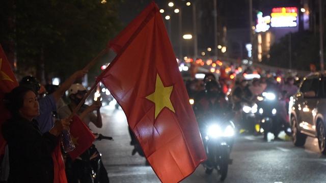 Người hâm mộ TP.HCM xuống đường ‘đi bão’ mừng U.23 Việt Nam giành HCĐ châu Á- Ảnh 2.