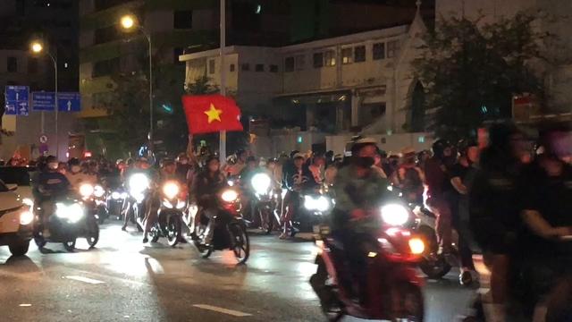 Người hâm mộ TP.HCM xuống đường ‘đi bão’ mừng U.23 Việt Nam giành HCĐ châu Á- Ảnh 7.