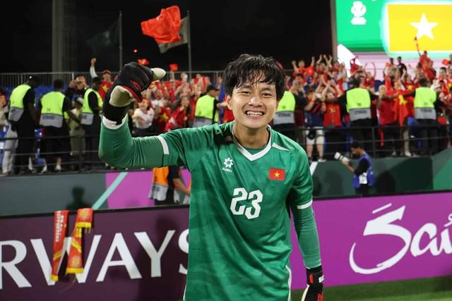 U.23 Việt Nam về nước trong đêm, Hiểu Minh được hỗ trợ xe lăn tại sân bay- Ảnh 4.