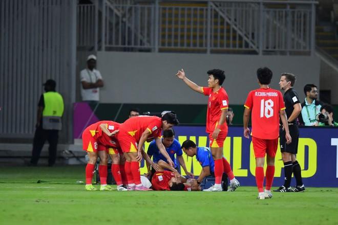 Hiểu Minh chấn thương nặng, Lý Đức thẻ đỏ: Hàng thủ U.23 Việt Nam vụn vỡ, thua đậm U.23 Trung Quốc- Ảnh 5.