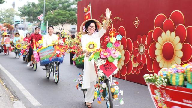 Chợ hoa xuân "Trên bến dưới thuyền" Tết Bính Ngọ ở TP.HCM có gì đặc sắc?- Ảnh 1.