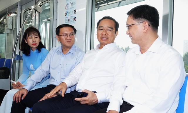 TP.HCM khuyến khích đi metro, xe buýt nộp hồ sơ tại trung tâm hành chính công - Ảnh 1.