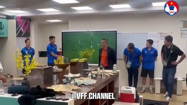 Hé lộ phòng thay đồ U.23 Việt Nam sau trận thắng Ả Rập Xê Út, Chủ tịch VFF hỏi... thẻ phạt- Ảnh 1.