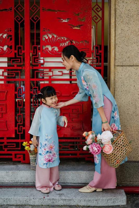 Chụp ảnh áo dài tết miễn phí ở TP.HCM: Gợi ý cực hợp cho mẹ và bé - Ảnh 1.