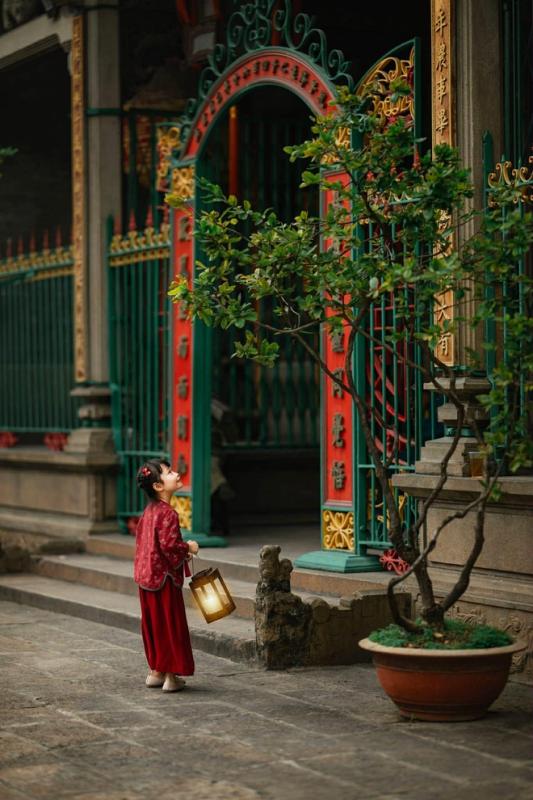 Chụp ảnh áo dài tết miễn phí ở TP.HCM: Gợi ý cực hợp cho mẹ và bé - Ảnh 2.