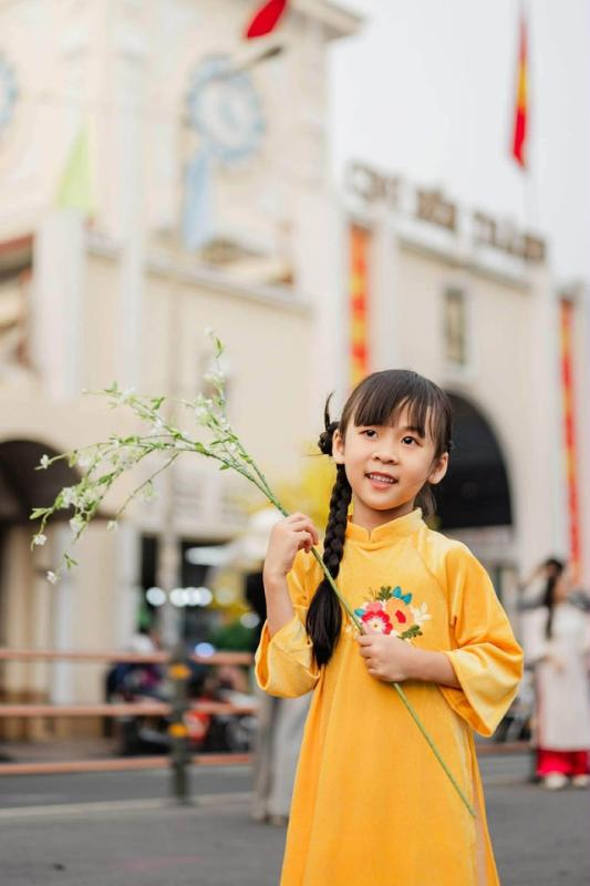 Chụp ảnh áo dài tết miễn phí ở TP.HCM: Gợi ý cực hợp cho mẹ và bé - Ảnh 4.