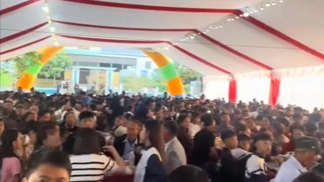 Nhà Đình Bắc mở cỗ vui như hội, 'Vua phá lưới châu Á' ký tặng mỏi tay - Ảnh 3.