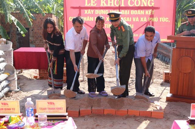 Công an tỉnh Gia Lai tặng 23 căn nhà tình nghĩa cho người nghèo đón tết - Ảnh 1.