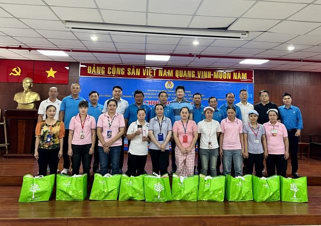 Công ty PouYuen tổ chức chương trình sắm tết cho công nhân với mã giảm giá hấp dẫn - Ảnh 1.