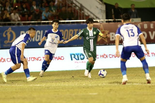 Công Phượng không được tính bàn thắng, Trường Tươi Đồng Nai thắng Khánh Hòa nhờ siêu phẩm: Vững ngôi đầu- Ảnh 2.