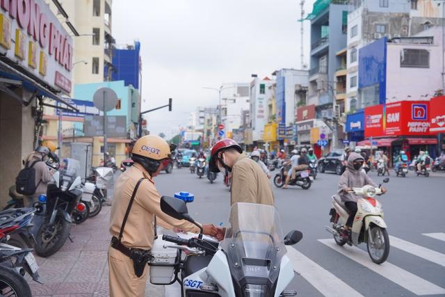 Không có giấy phép lái xe, mức phạt cao nhất lên tới 20 triệu đồng - Ảnh 1.