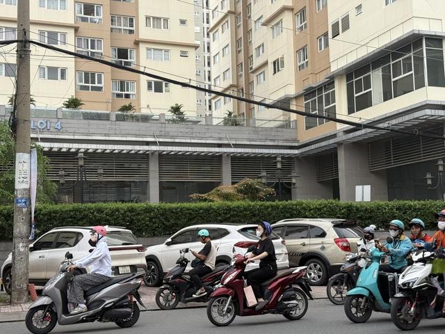 Hàng loạt ô tô đỗ trên vỉa hè chung cư, trong hẻm bị CSGT TP.HCM phạt nguội - Ảnh 1.
