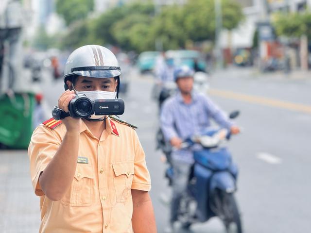 Hàng loạt ô tô đỗ trên vỉa hè chung cư, trong hẻm bị CSGT TP.HCM phạt nguội - Ảnh 3.
