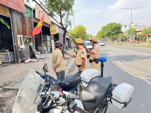 CSGT TP.HCM ra quân Tết Dương lịch, xử phạt hơn 2.000 người vi phạm nồng độ cồn  - Ảnh 1.