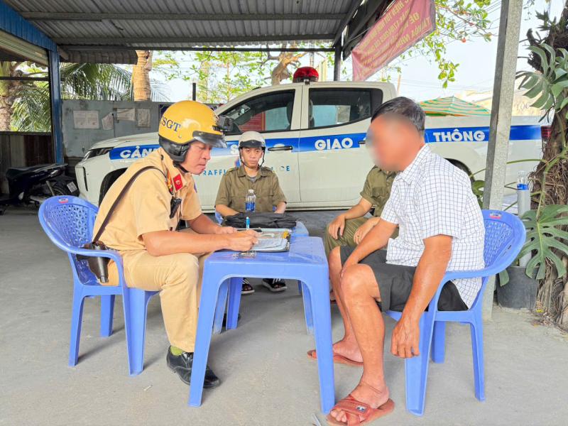 CSGT TP.HCM kiểm tra nồng độ cồn ban ngày Tết Dương lịch, phát hiện nhiều vi phạm - Ảnh 2.
