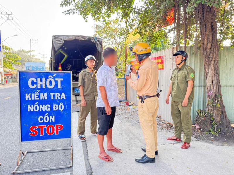 CSGT TP.HCM kiểm tra nồng độ cồn ban ngày Tết Dương lịch, phát hiện nhiều vi phạm - Ảnh 1.