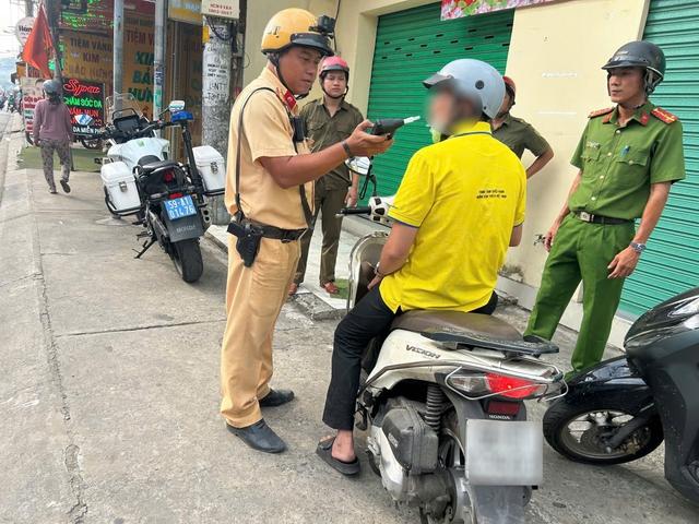 CSGT TP.HCM ra quân Tết Dương lịch, xử phạt hơn 2.000 người vi phạm nồng độ cồn  - Ảnh 2.