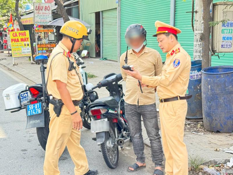 CSGT TP.HCM kiểm tra nồng độ cồn ban ngày Tết Dương lịch, phát hiện nhiều vi phạm - Ảnh 5.