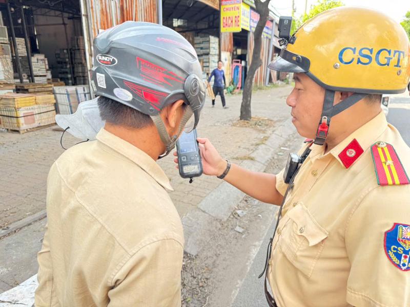 CSGT TP.HCM kiểm tra nồng độ cồn ban ngày Tết Dương lịch, phát hiện nhiều vi phạm - Ảnh 3.