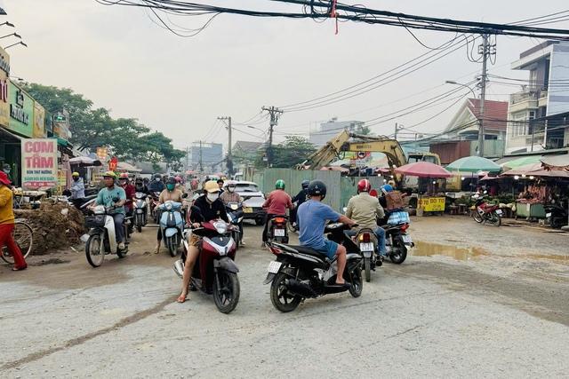 Thi công rào chắn đường gây ùn tắc, đơn vị bị CSGT TP.HCM xử phạt - Ảnh 1.