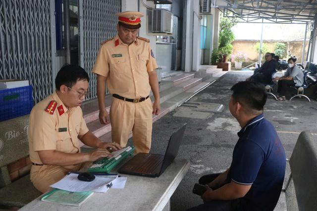 CSGT TP.HCM tịch thu mô tô, phạt hơn 13 triệu người buông 2 tay nghe điện thoại - Ảnh 2.