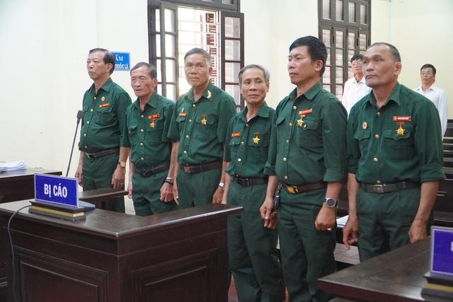 Viện kiểm sát đề nghị phạt 6 cựu chiến binh hủy họai rừng từ 6 - 9 tháng tù - Ảnh 1.