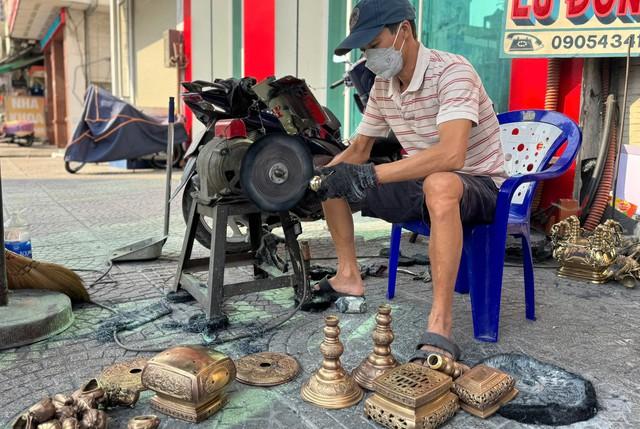 'Đệ tử chân truyền' hơn 20 năm theo nghề đánh bóng lư đồng- Ảnh 1.