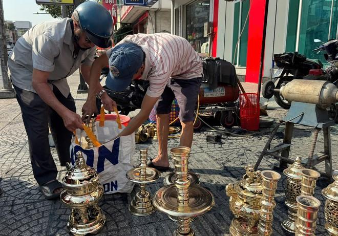 'Đệ tử chân truyền' hơn 20 năm theo nghề đánh bóng lư đồng- Ảnh 5.