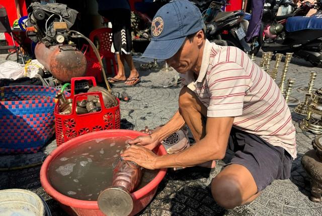 'Đệ tử chân truyền' hơn 20 năm theo nghề đánh bóng lư đồng- Ảnh 2.
