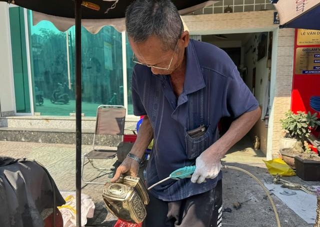 Nghề đánh bóng lư đồng ở TP.HCM: 'Ngẩng đầu lên thì đã chiều 30 tết'- Ảnh 5.