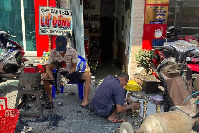 Nghề đánh bóng lư đồng ở TP.HCM: 'Ngẩng đầu lên thì đã chiều 30 tết'- Ảnh 1.