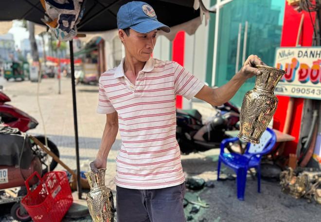 'Đệ tử chân truyền' hơn 20 năm theo nghề đánh bóng lư đồng- Ảnh 4.