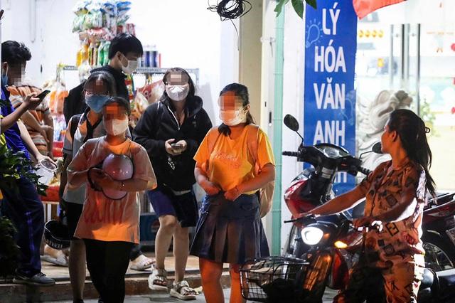 Khó quản được dạy thêm ngoài nhà trường - Ảnh 1.